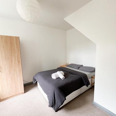 Well-Equipped 4 Bedroom House Close To City Centre Лийдс Екстериор снимка