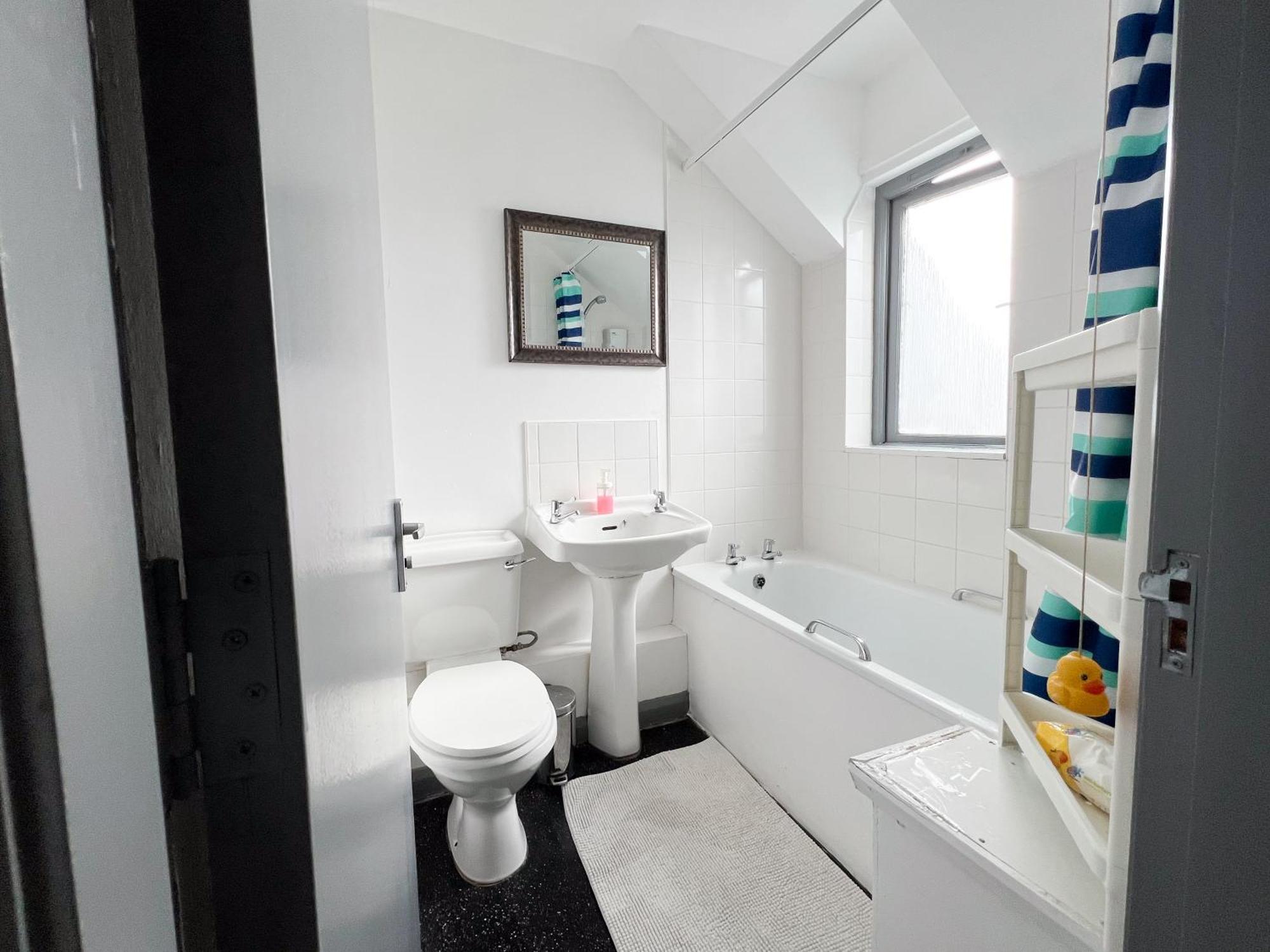 Well-Equipped 4 Bedroom House Close To City Centre Лийдс Екстериор снимка