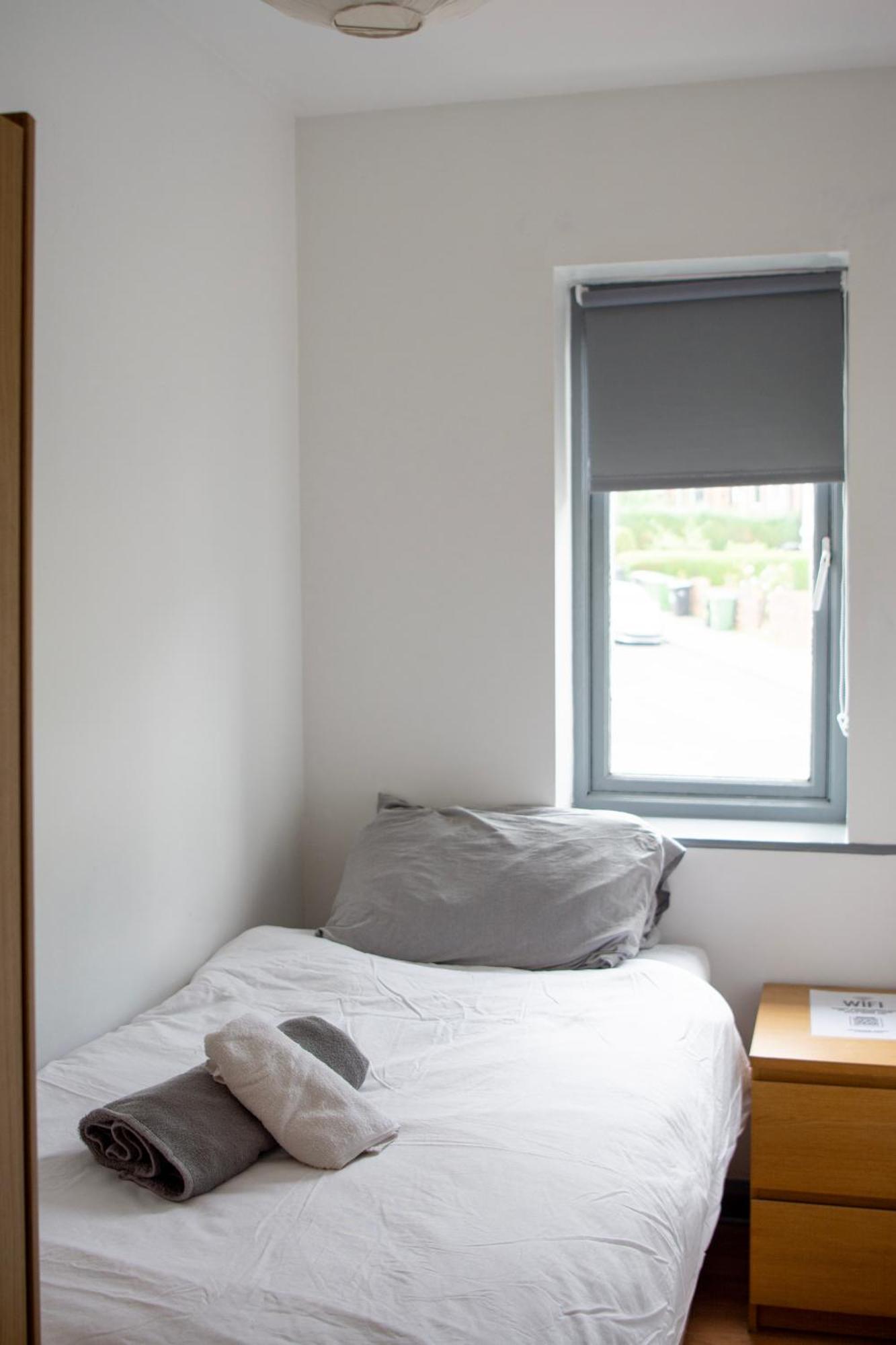 Well-Equipped 4 Bedroom House Close To City Centre Лийдс Екстериор снимка
