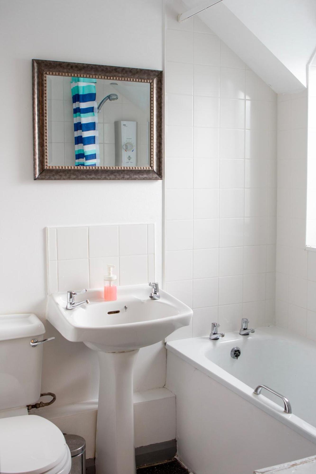 Well-Equipped 4 Bedroom House Close To City Centre Лийдс Екстериор снимка