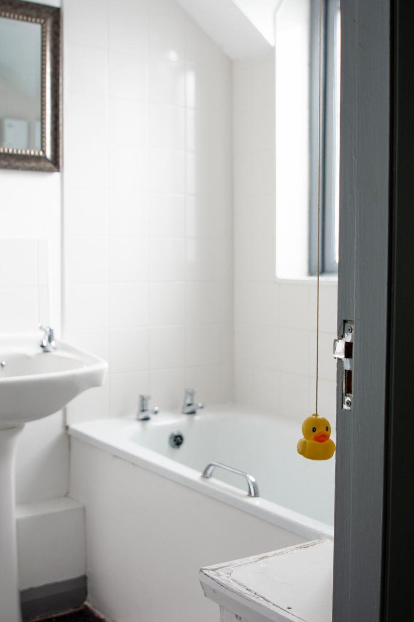 Well-Equipped 4 Bedroom House Close To City Centre Лийдс Екстериор снимка
